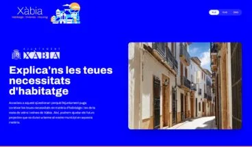 Banner azul de la campaña de vivienda de Xàbia con el texto "Explica'ns les teues necessitats d'habitatge", logos del Ayuntamiento y una foto de una calle tradicional.