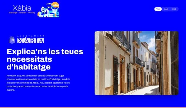 Banner azul de la campaña de vivienda de Xàbia con el texto "Explica'ns les teues necessitats d'habitatge", logos del Ayuntamiento y una foto de una calle tradicional.