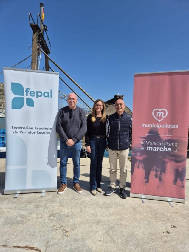 Imagen: Mavi Pérez y Juan Ortolá de Ciudadanos por Jávea junto a un miembro de FEPAL tras su asamblea anual en Xàbia