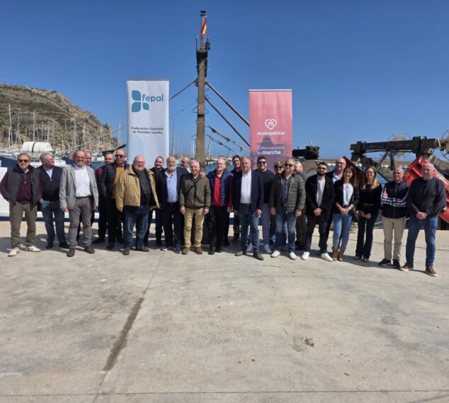 Imagen: Foto de grupo de los asistentes a la asamblea de FEPAL en el puerto de Xàbia, posando junto a pancartas de la federación y del movimiento municipalista.