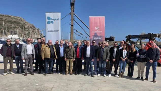 Gruppenfoto der Teilnehmer der FEPAL-Versammlung im Hafen von Xàbia, posierend neben Bannern des Verbandes und der kommunalen Bewegung.