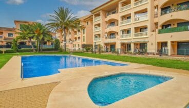 Piscina comunitaria y jardines cuidados en Jávea