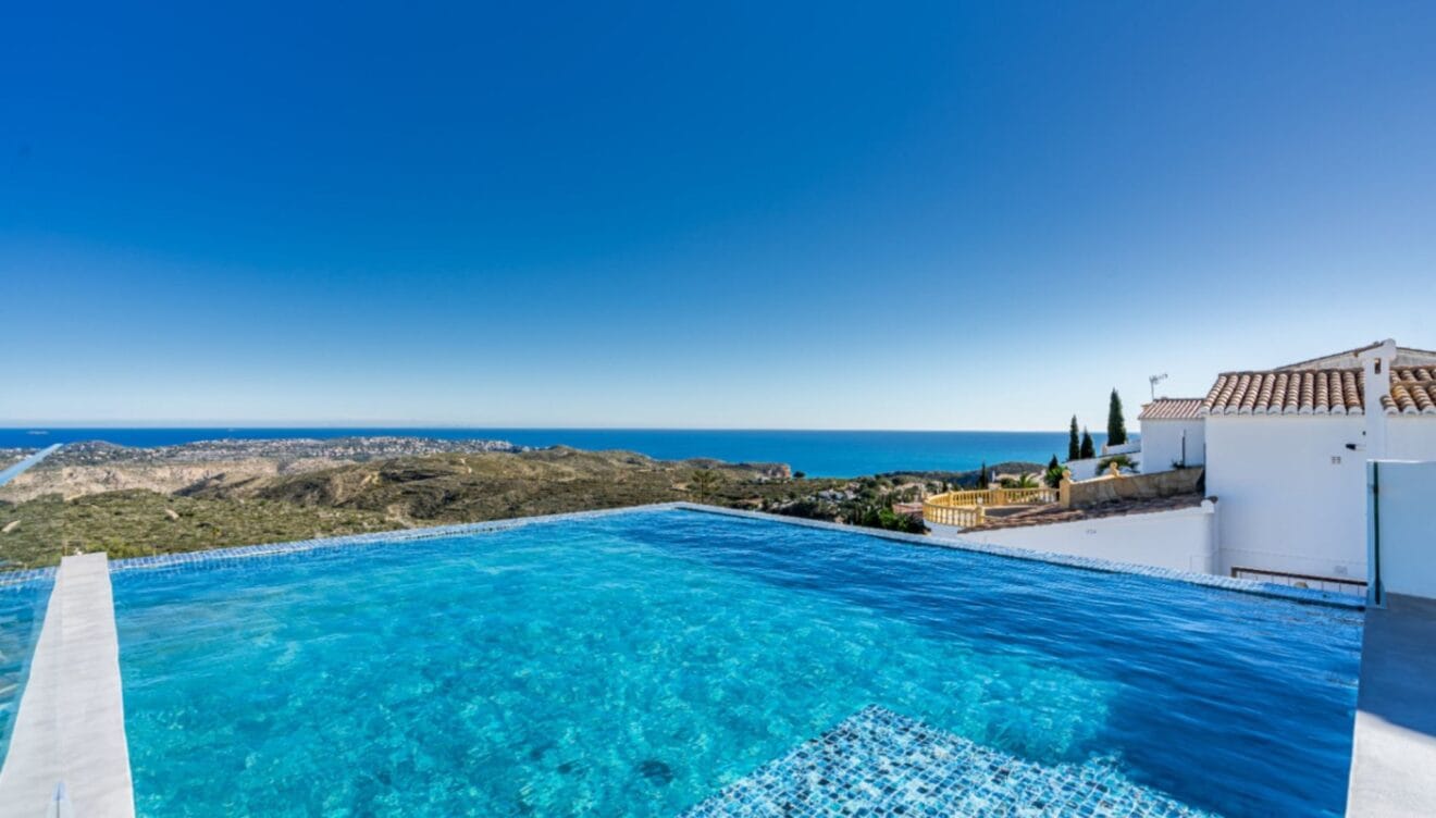 Piscina exterior perfecta para relajarse junto al Mediterráneo