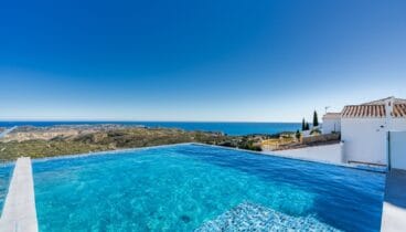 Piscina exterior perfecta para relajarse junto al Mediterráneo