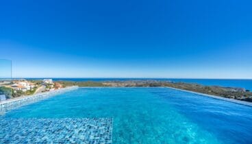 Piscina infinity con impresionantes vistas al mar