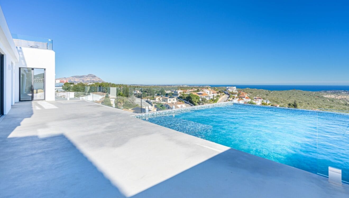 Piscina privada con diseño moderno y entorno exclusivo