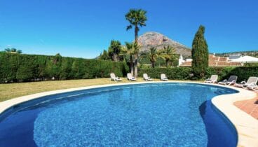 Piscina privada con solárium en entorno tranquilo