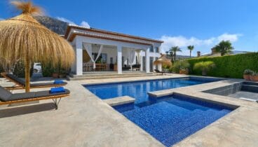 Pista de petanca privada y zona de juegos en el jardín de la vivienda