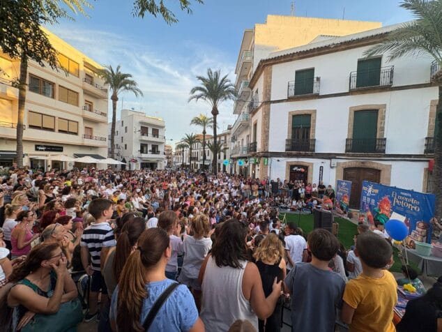 Imagen: Público familiar en la plaza de Xàbia durante la presentación del espectáculo de El monstre Petorro.