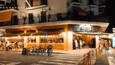 Prepárate para la noche más épica de Jávea con los clásicos del género