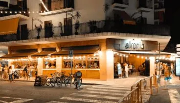 Prepárate para la noche más épica de Jávea con los clásicos del género