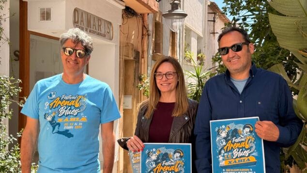 Imagen: Organizadores mostrando el cartel y camiseta de la 4ª edición del Festival Arenal Blues Xàbia 2026.
