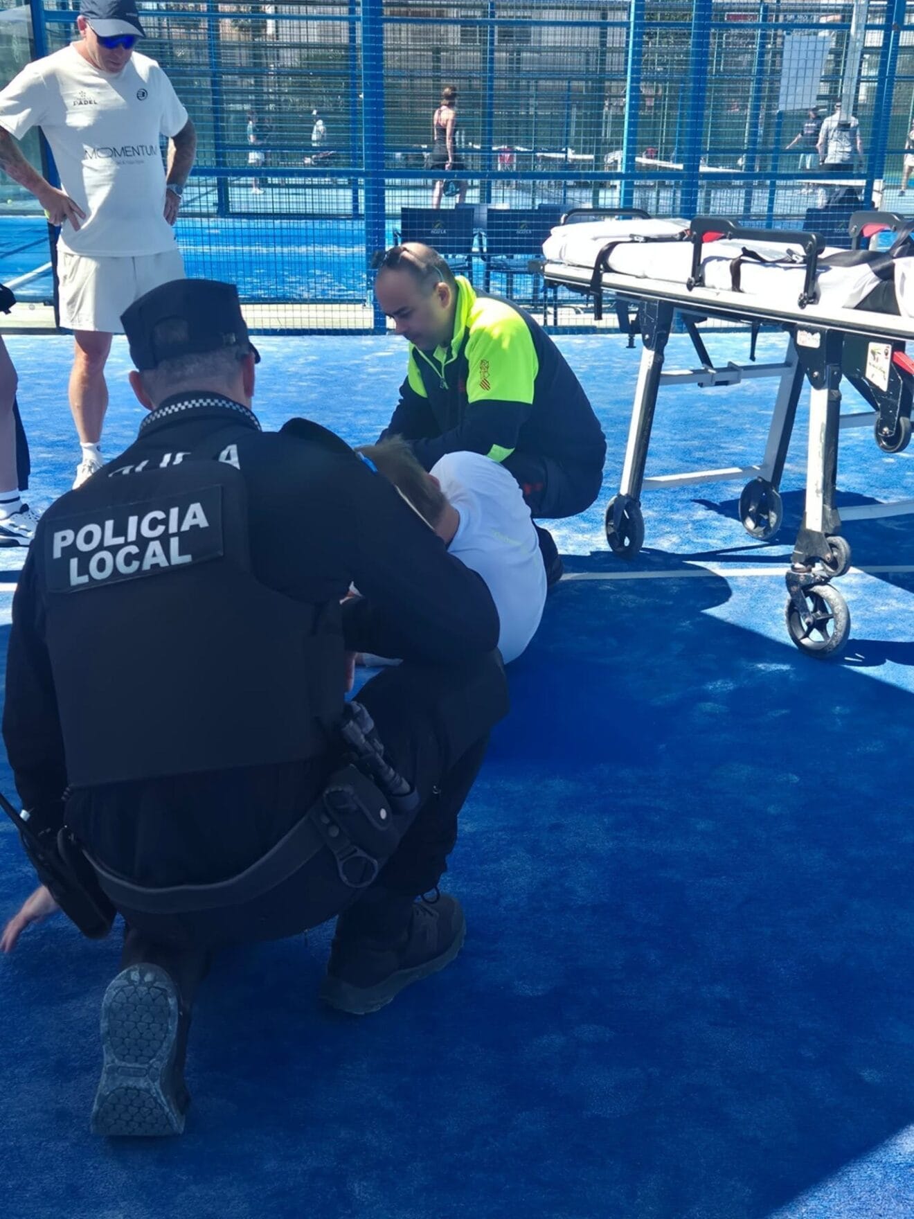 Primeros auxilios al afectado en la pista de pádel tras sufrir un problema de salud