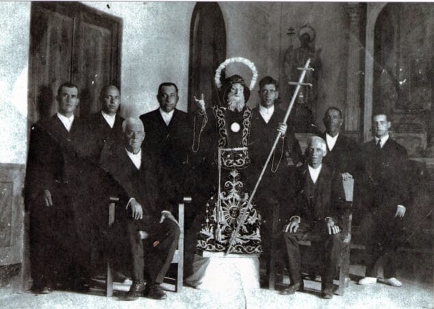 Imagen: Mayorales y antigua imagen de San Francisco de Paula destruida en la Guerra Civil. Años 20. Archivo de la Asociación de San Francisco de Paula