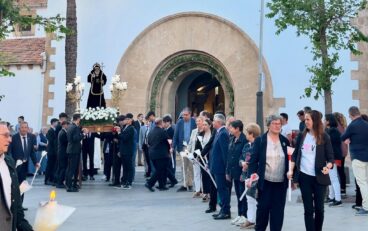 Procesión de San Francisco de Paula saliendo de la iglesia del Convento en Xàbia.
