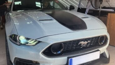 Publicidad sobre ruedas con rotulación integral de alta calidad