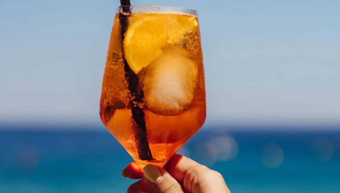 Refrescarse en La Bandideta cócteles y cervezas en un enclave único en Xàbia