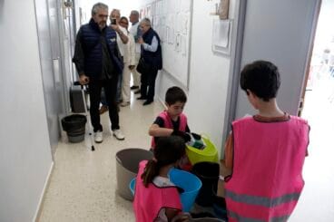 Alumnos del Colegio Port de Xàbia realizan la recogida selectiva de residuos