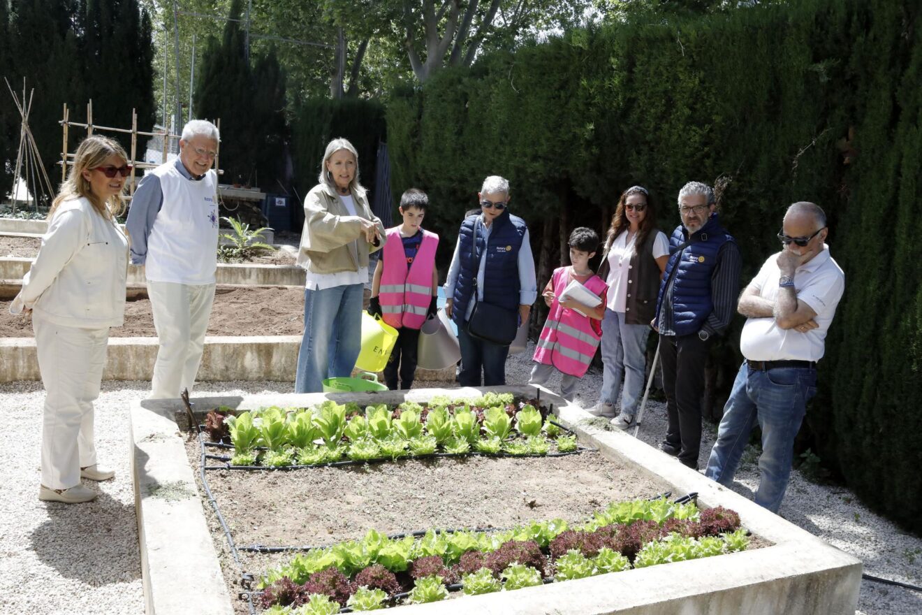 Miembros del Rotary Club Jávea visitan el huerto escolar del Colegio Port de Xàbia