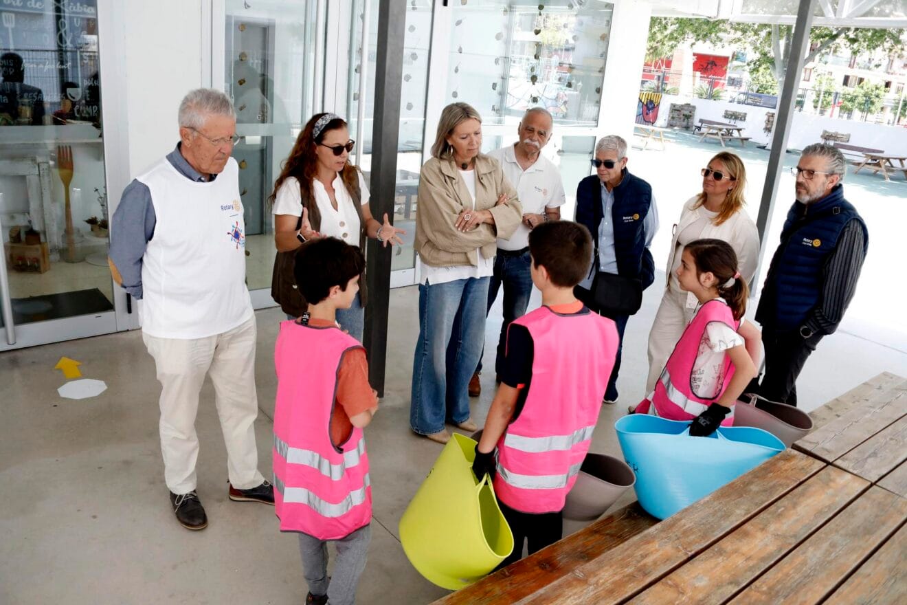 Miembros del Rotary Club Jávea observan la actividad de recogida selectiva de los alumnos.