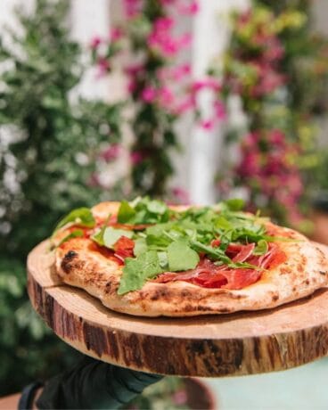 Sabor único con horno de leña gastronomía mediterránea en La Bandideta