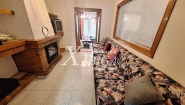 Salón acogedor con chimenea para disfrutar del invierno en casa