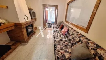 Salón acogedor con chimenea para disfrutar del invierno en casa