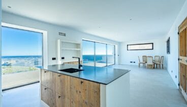 Salón amplio con grandes ventanales y luz natural