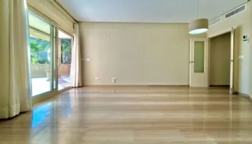 Salón amplio con luz natural y vistas al entorno mediterráneo