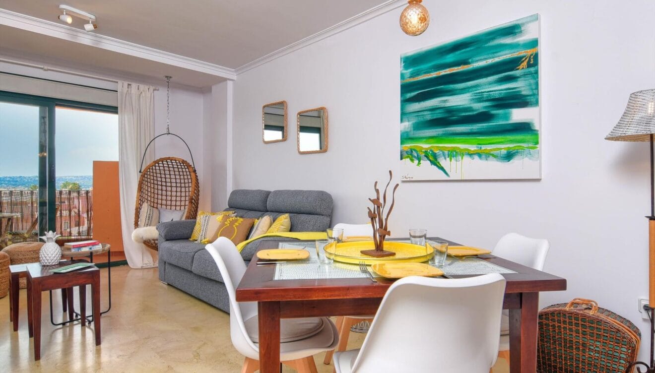Salón comedor luminoso con acceso directo a la terraza