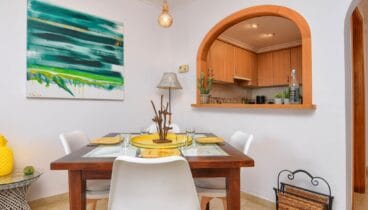 Salón confortable con diseño funcional y ambiente acogedor