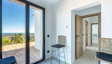 Salón luminoso con integración total de espacios