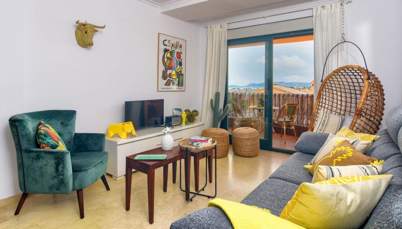 Salón moderno con grandes ventanales y luz natural