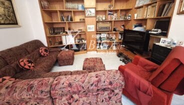 Salón principal de grandes dimensiones con suelos cerámicos originales