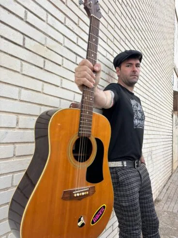 El artista Tafol, de Jávea, con su guitarra acústica