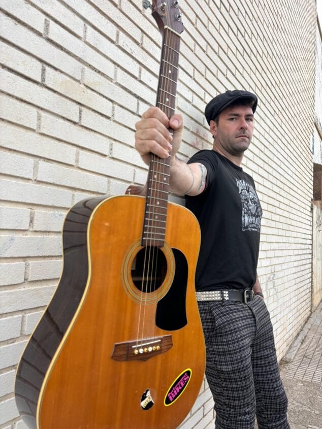 Imagen: El artista Tafol posando con su guitarra acústica antes de sus conciertos en Madrid.