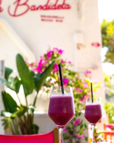 Tardeo en Xàbia con cócteles junto al mar en Cala Granadella