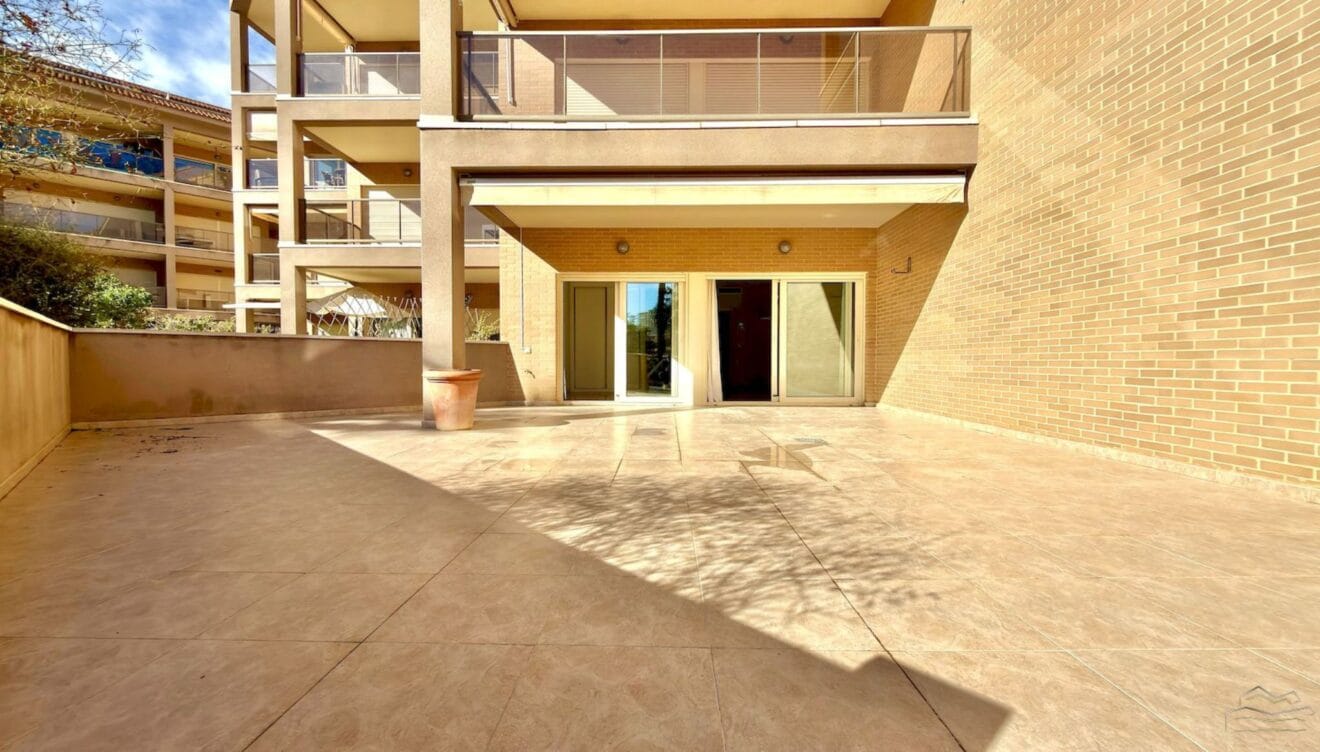 Terraza amplia con vistas abiertas al Mediterráneo