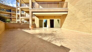 Terraza amplia con vistas abiertas al Mediterráneo