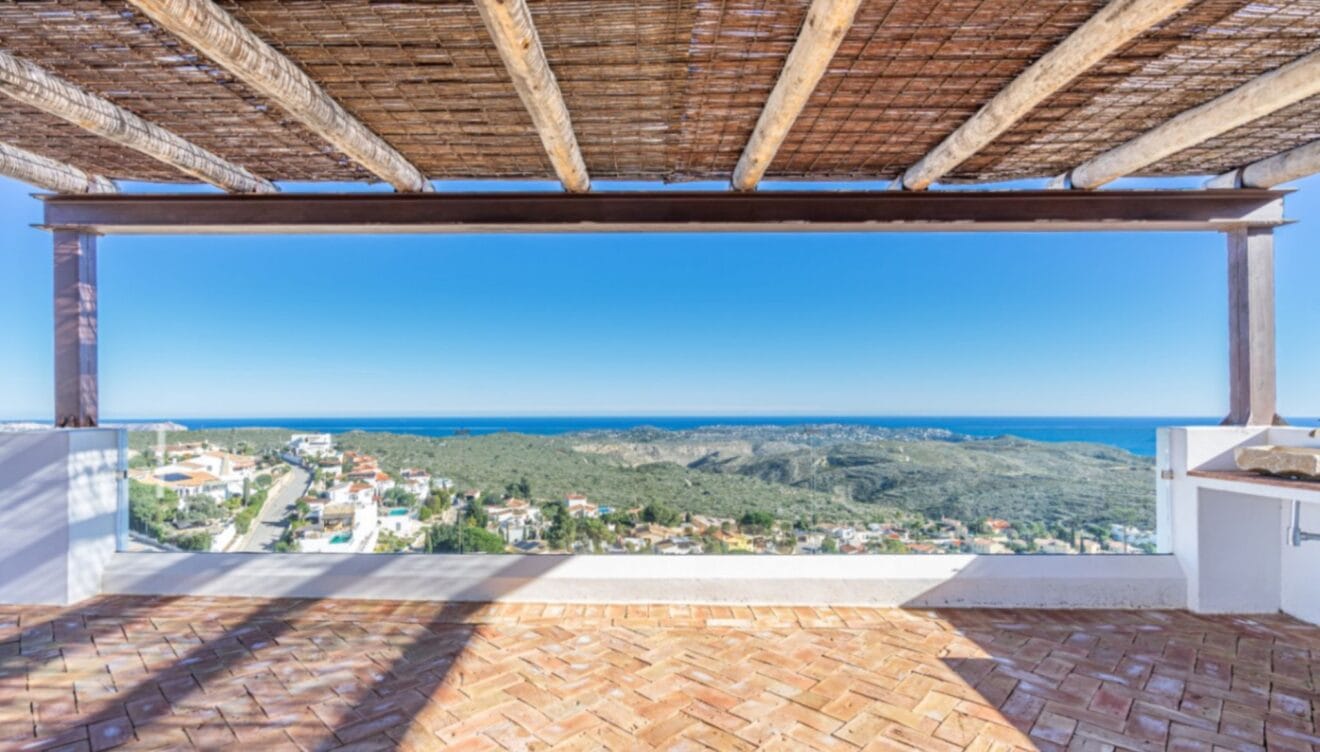 Terraza cubierta ideal para disfrutar del clima mediterráneo