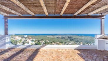 Terraza cubierta ideal para disfrutar del clima mediterráneo