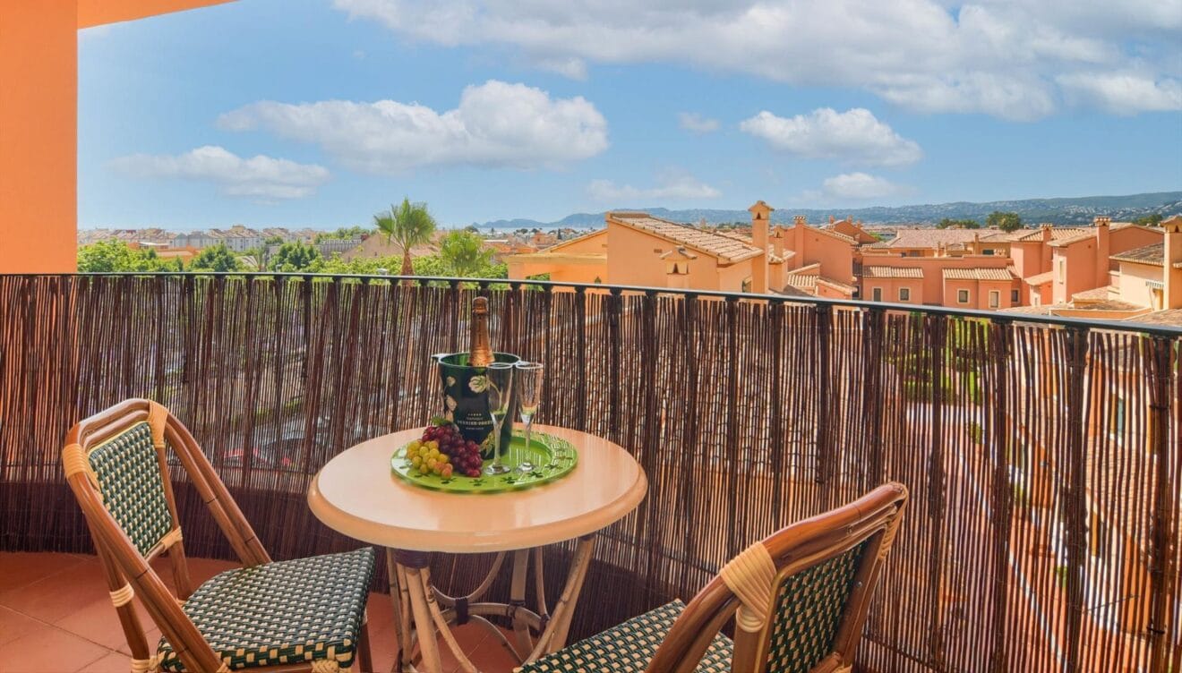 Terraza privada con vistas despejadas en urbanización tranquila