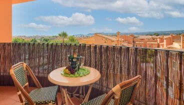 Terraza privada con vistas despejadas en urbanización tranquila