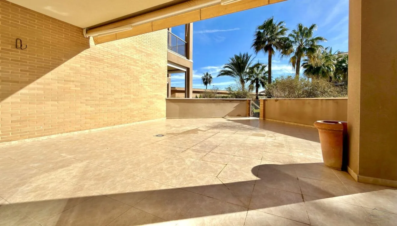 Terraza soleada ideal para disfrutar del clima de la Costa Blanca