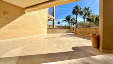 Terraza soleada ideal para disfrutar del clima de la Costa Blanca