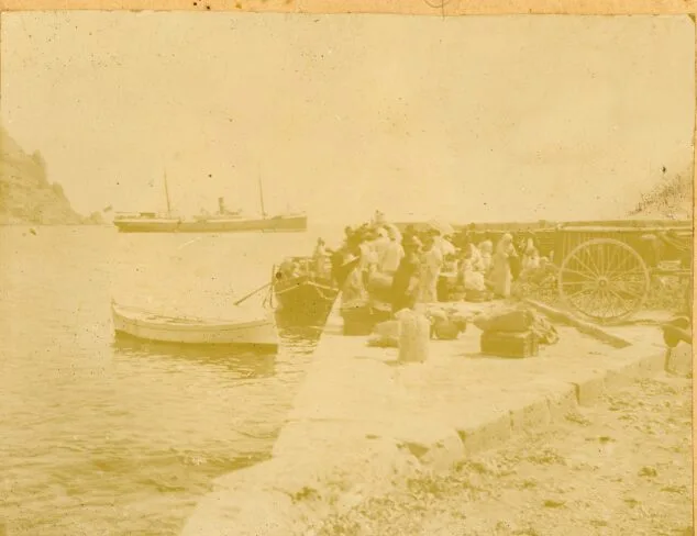 Imagen: Trabajadores en el puerto de Xàbia