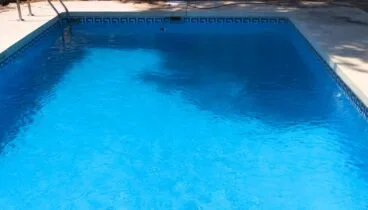 Tratamientos de choque específicos de CleanClean para decir adiós al agua turbia y recuperar el azul turquesa