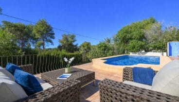 Villa amplia con piscina privada y jardín cerrado