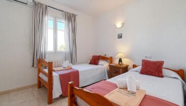 Villa con amplios espacios interiores y salón con chimenea