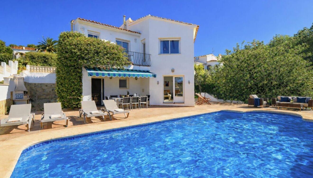 Villa con exteriores pensados para el relax y el ocio